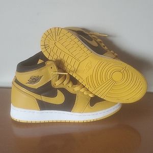 Air Jordan 1 Retro High "Pollen" size 5Y.